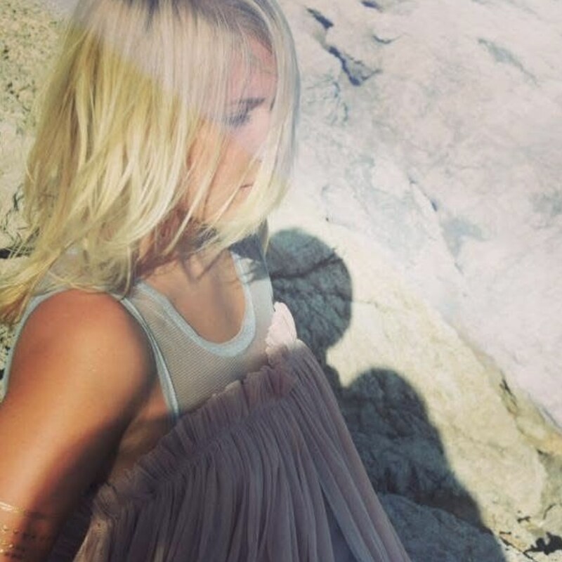Laura Bozkus im Sonnenlicht auf Felsen