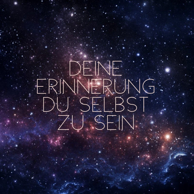 Podcastcover mit Sternenhimmel und dem Text »Deine Erinnerung, Du selbst zu sein«